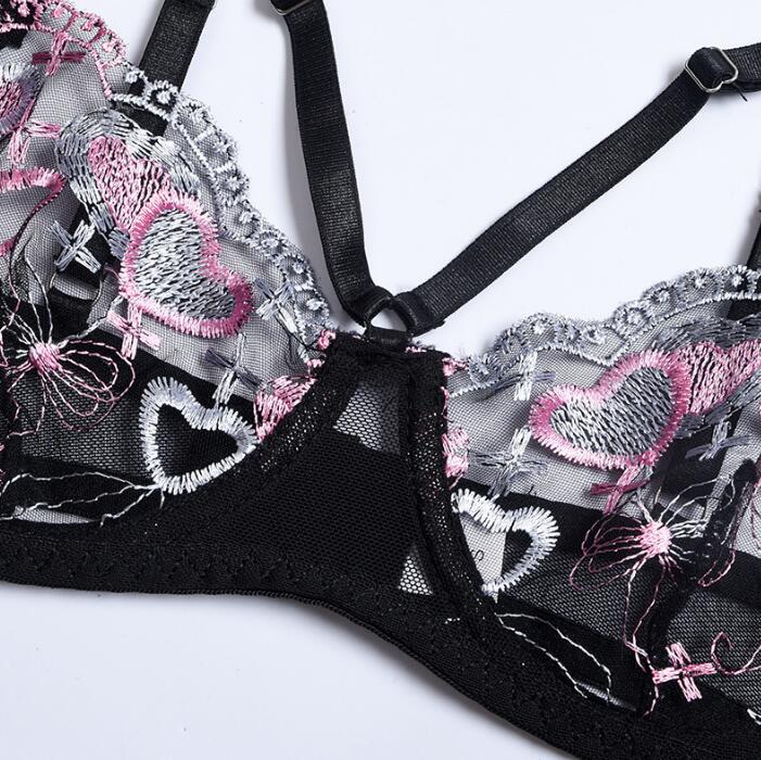 Ensemble 3 pièces en dentelle - soutien-gorge, porte-jarretelle et string assorti