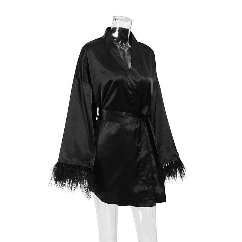 Robe de chambre courte en satin et plumes d'autruche