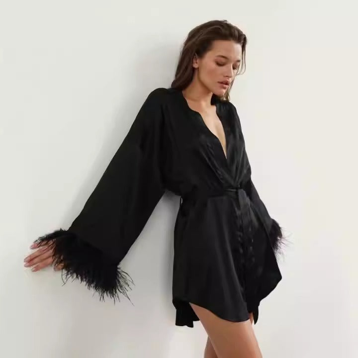 Robe de chambre courte en satin et plumes d'autruche