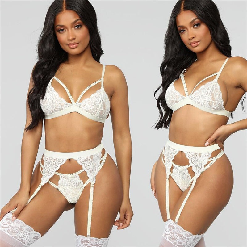 Ensemble lingerie - soutien-gorge, string et porte-jarettelle