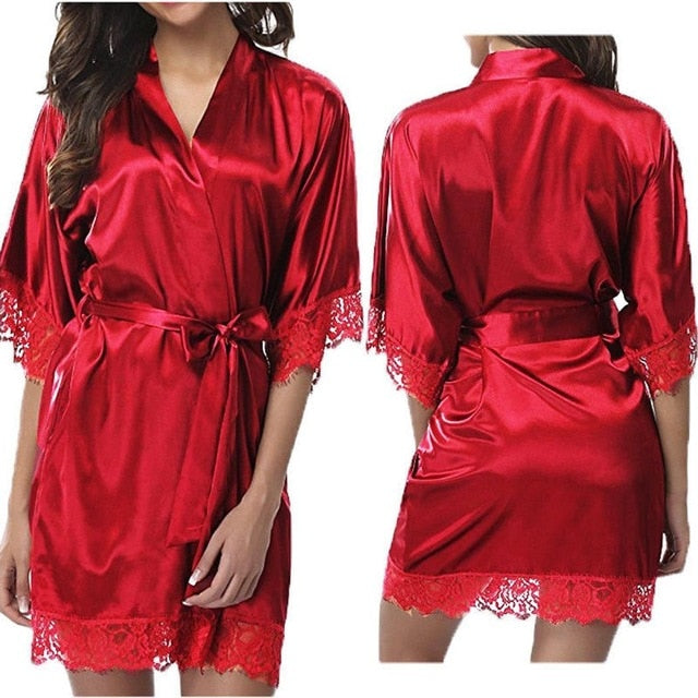 Robe de chambre en satin et dentelle