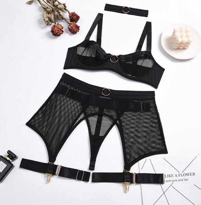 Ensemble 4 pièces en résille - soutien-gorge, porte-jarretelle, string et jarretières