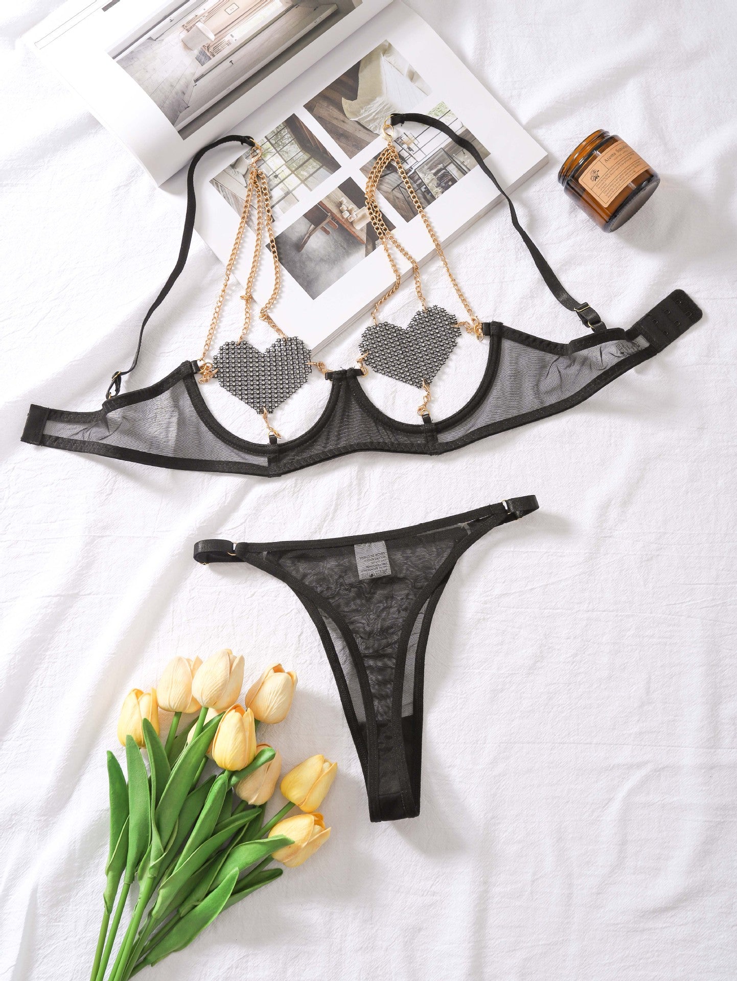 Ensemble Valentine - soutien-gorge coeur et porte-jarretelle en résille - string et gants assortis