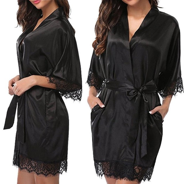 Robe de chambre en satin et dentelle