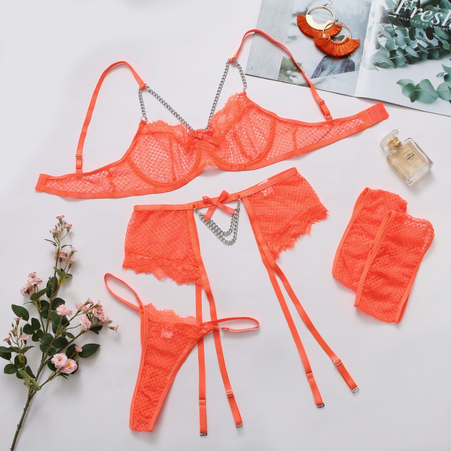 Ensemble Lingerie 3 pièces transparent - Soutien-gorge, string et porte-jarretelle - chaînette à la taille et au décolleté