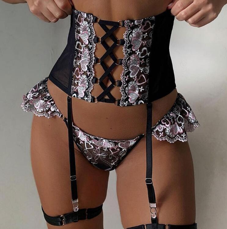 Ensemble 3 pièces en dentelle - soutien-gorge, porte-jarretelle et string assorti