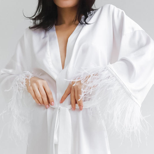 Robe de chambre courte en satin et plumes d'autruche